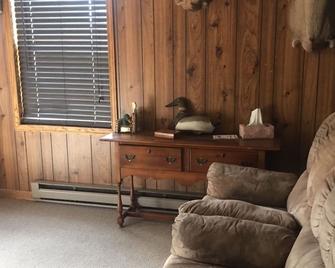 Schuster's Bass Retreat - Omro - Living room