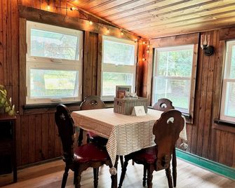 Sunshine Country Cottage Near Bethel Woods Center For The Arts - Smallwood - Dining room