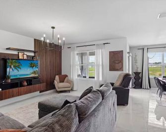 Sunset Serenity - Zephyrhills - Living room
