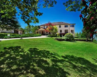 St Raphael - Leura - Budova