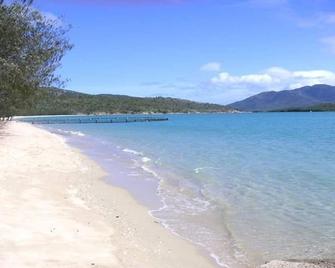 Dingo Beach House - quiet getaway - Hideaway Bay - Playa