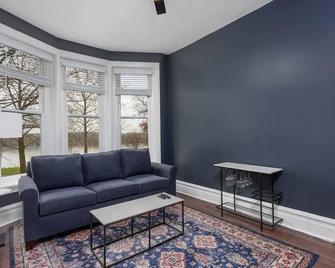 Flats on Front - Riverfront Gem Fast Wi-Fi 2F - Harrisburg - Living room