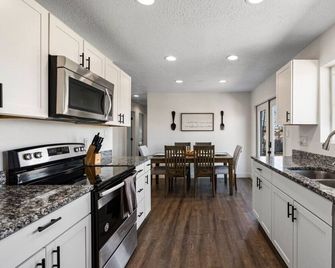 Half Acre Home + Mountain Views + Pac-Man - Riverton - Cocina