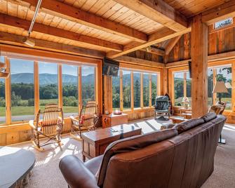Awesome Views! 3 minute drive to the Sunday River lifts\nSleeps 8 - Newry - Sala de estar