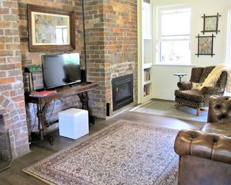 Luxury 1870's sandstone cottage, 2 bedrooms, 5 star kitchen & bathroom, garden - Mittagong - Living room