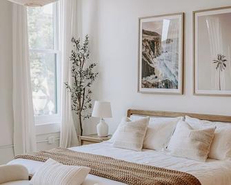 East Main Lofts - Minimalist 302 - Madison - Slaapkamer