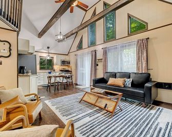 6min walk to pool, AC, Wi-Fi, Arcade, Firepit, BBQ, Deck. - Pocono Pines - Sala de estar