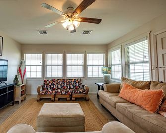 Waterfront Property in Port Alto - Port Lavaca - Вітальня