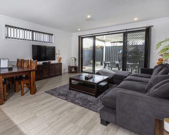 Cozy Getaway, King Bed With Tv, Nbn, Netflix, Nespresso - Adelaide - Living room