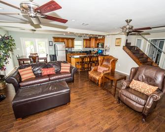 Scenic Bayou Side Home; Cocodrie Robinson Canal Bridge is open! - Chauvin - Living room