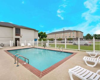 Motel 6 Abbeville, LA - Abbeville - Zwembad
