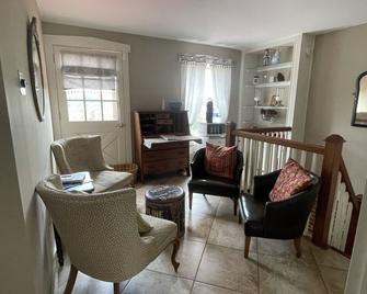 Private Two Bedroom Full bath suite - Hermann - Wohnzimmer