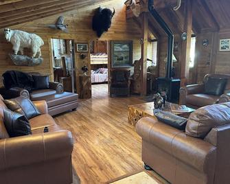 Lodge on Horse Ranch outside 2 person hot tub on deck, high speed fiber optic - Peyton - Living room