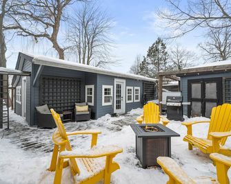 The Cambridge Cove- 7 Minute Walk to Beach! Hot Tub & Outdoor Gas Fire Pit - Crystal Beach - Patio