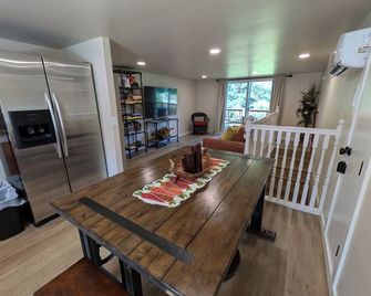 Serene Farmhouse with Pond & Forest View in Beautiful Grass Valley - Grass Valley - Dining room