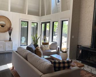 Next to Spearfish City Park, Spearfish Canyon and Downtown. Private Hot Tub!!!! - Spearfish - Вітальня