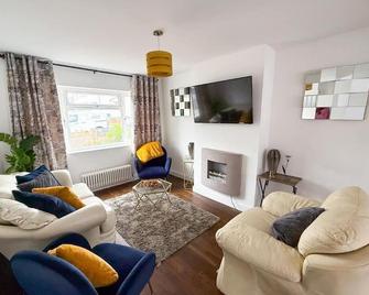 Bassetts House - Contractor ready! - Farnborough - Living room