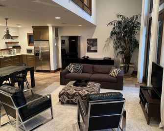 Stunning and private mid-century modern inspired cottage nestled in the woods. - Aiken - Living room