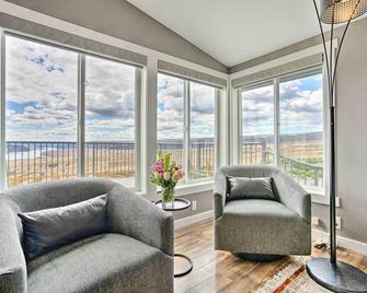 Quincy Home on Lavender Farm with River Views! - Quincy - Living room