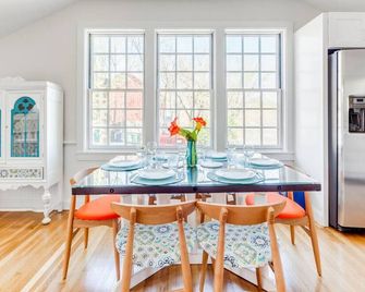 Stylish 2BR Apartment in Historic Cider Mill with Workspace - Westport - Essbereich