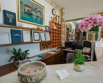 Hotel Vila Tina - Trogir - Front desk