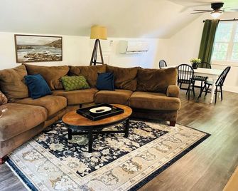 Cozy apartment above a salon. 5 minutes to Mt Nebo - Dardanelle - Living room