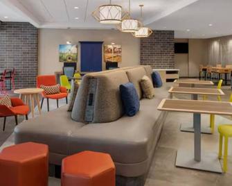 Relax in a Chic Room w/ Kitchen Near Raccoon River – 7 Miles - Де-Мойн - Лаунж