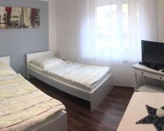 Ferien - und Messewohnung am Wöhrder See - Nuremberg - Bedroom
