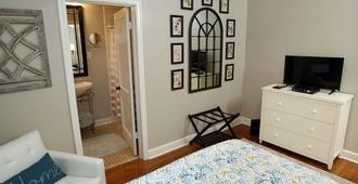 Renovated Cozy Cottage Centrally Located - Memphis - Bedroom