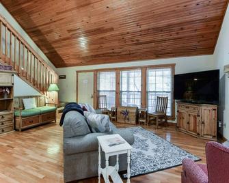 StoneBridge2 Bedroom Lodge -Endless Amenities in the Heart of the Ozarks - Lodge #10 - Branson West - Living room