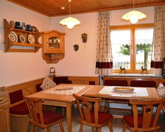 Cottage in the mountains - a typical house with large garden - Pruggern - Dining room