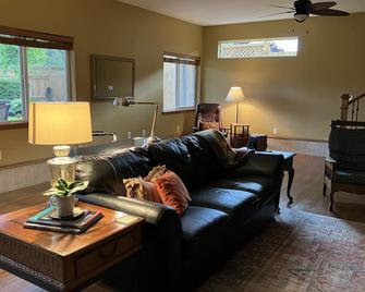 Your Southern Oregon Getaway - Medford - Living room