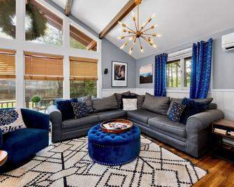 Contemporary Magic Mountain Chalet Close to Skiing, Hiking, Fun - Londonderry - Living room