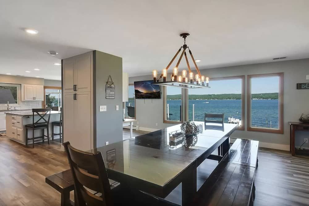 Lake Charlevoix Lake House, 1 mile to Boyne City, 7 miles to Ski Boyne Mountain. - East Jordan - Comedor