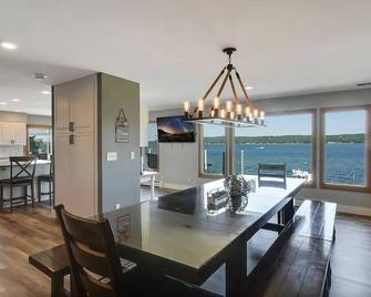 Lake Charlevoix Lake House, 1 mile to Boyne City, 7 miles to Ski Boyne Mountain. - East Jordan - Comedor