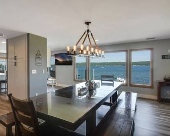 Lake Charlevoix Lake House, 1 mile to Boyne City, 7 miles to Ski Boyne Mountain. - East Jordan - Comedor