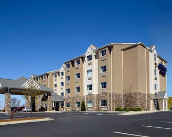 Microtel Inn & Suites by Wyndham Triadelphia/Wheel - Triadelphia - Building