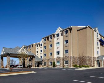 Microtel Inn & Suites by Wyndham Triadelphia/Wheel - Triadelphia - Budova
