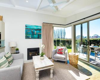 Coastal Cottage Retreat - Te Awanga Cottages - Te Awanga - Salon