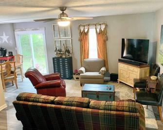 Charming 2-bedroom townhome with High Speed wifi and smart TV’s in Radcliff - Radcliff - Huiskamer