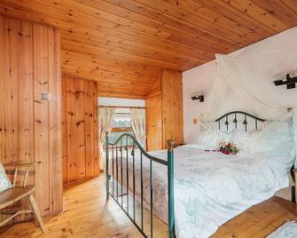 A holiday cottage that sleeps 2 guests in 1 bedroom - Ramsey - Bedroom