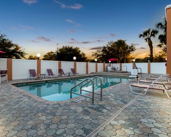 Comfort Suites Tampa Airport North - טמפה - בריכה