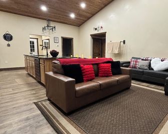 Coeur de Lava, “Heart of Lava”; 3 bed 3bath house, great space in&out on 3acres. - Lava Hot Springs - Living room