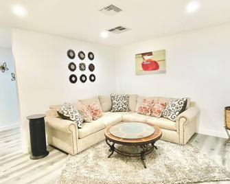 3Bed 2Bath Home Central Mojave with King bed, WiFi, Remote and Contract workers - Mojave