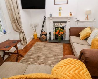 5 Parc Terrace, Pet Friendly, Character Holiday Cottage In Newlyn - Penzance - Living room
