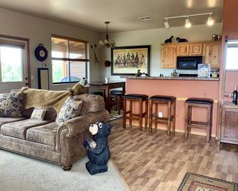 Spacious 2 BR/2BA with Great Views near Fool Hollow Lake - Show Low - Living room