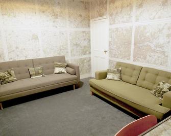 Fabulous & Funky 3 Bedroom Flat in East London. Close to Underground & 24h Tesco - London - Living room