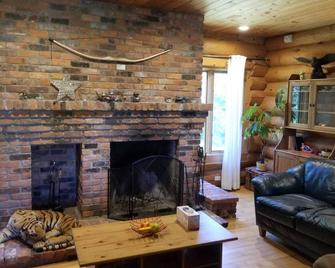 Balm Beach Log Cottage/House - Tiny, Ontario - Penetanguishene - Sala de estar