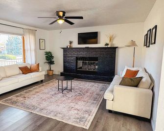 Group Base Camp - Sleeps 15+, 2x Game Rooms, Hot Tub - Grand Junction - Living room