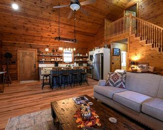Charming Blue Ridge Cabin | Private Pond and Waterfall | Deer Haven by AvantStay - Saluda - Huiskamer
